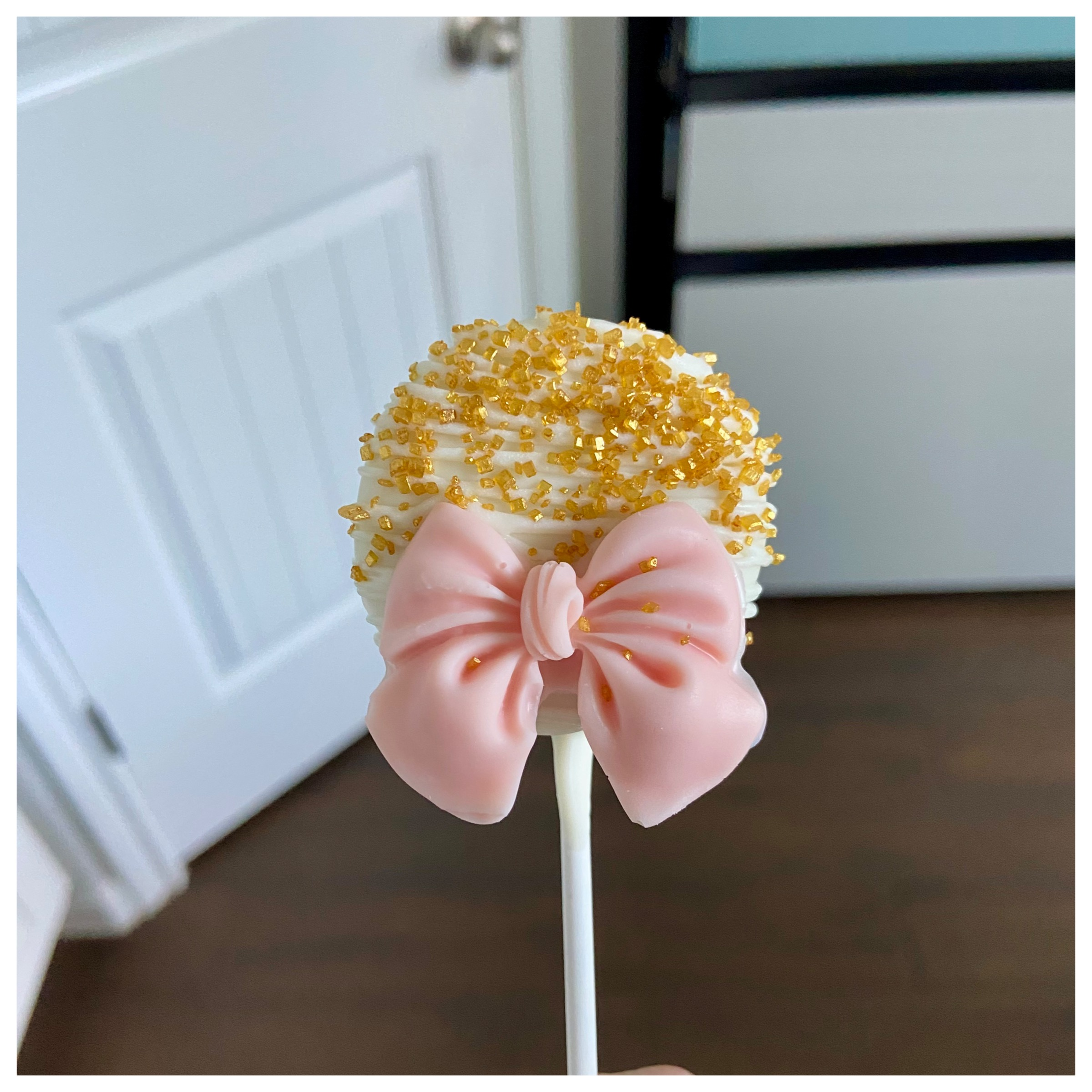 Gold Bow Disc Cake Pops