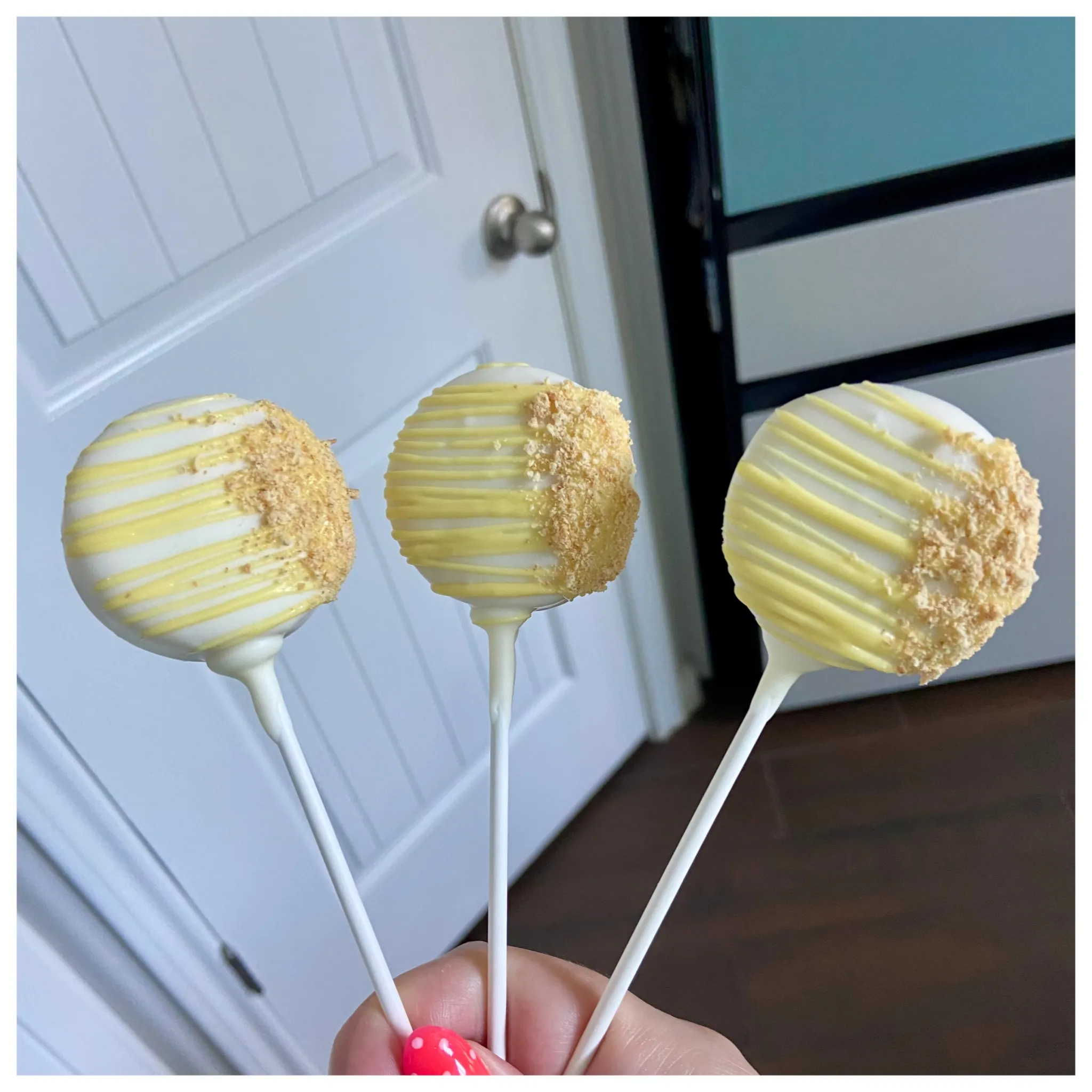 Lemon Cheesecake Cake Pops